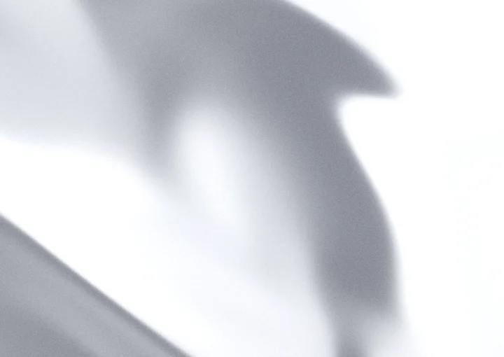 White grainy gradient background 12 with hex #b8bcc4, #e0e2e6